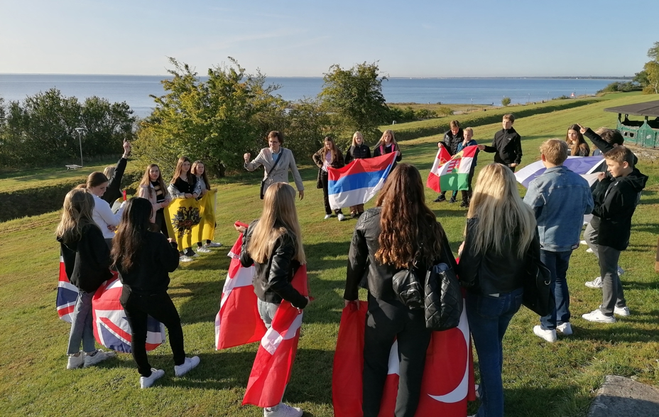Elever laver flagøvelse på Mosede Fort