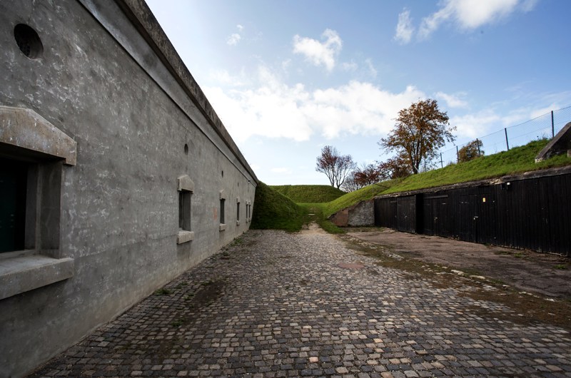 Den brostensbelagte fortgård