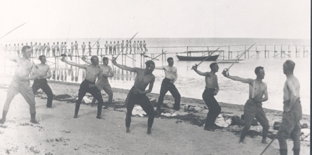 Historisk foto af soldater der træner på stranden
