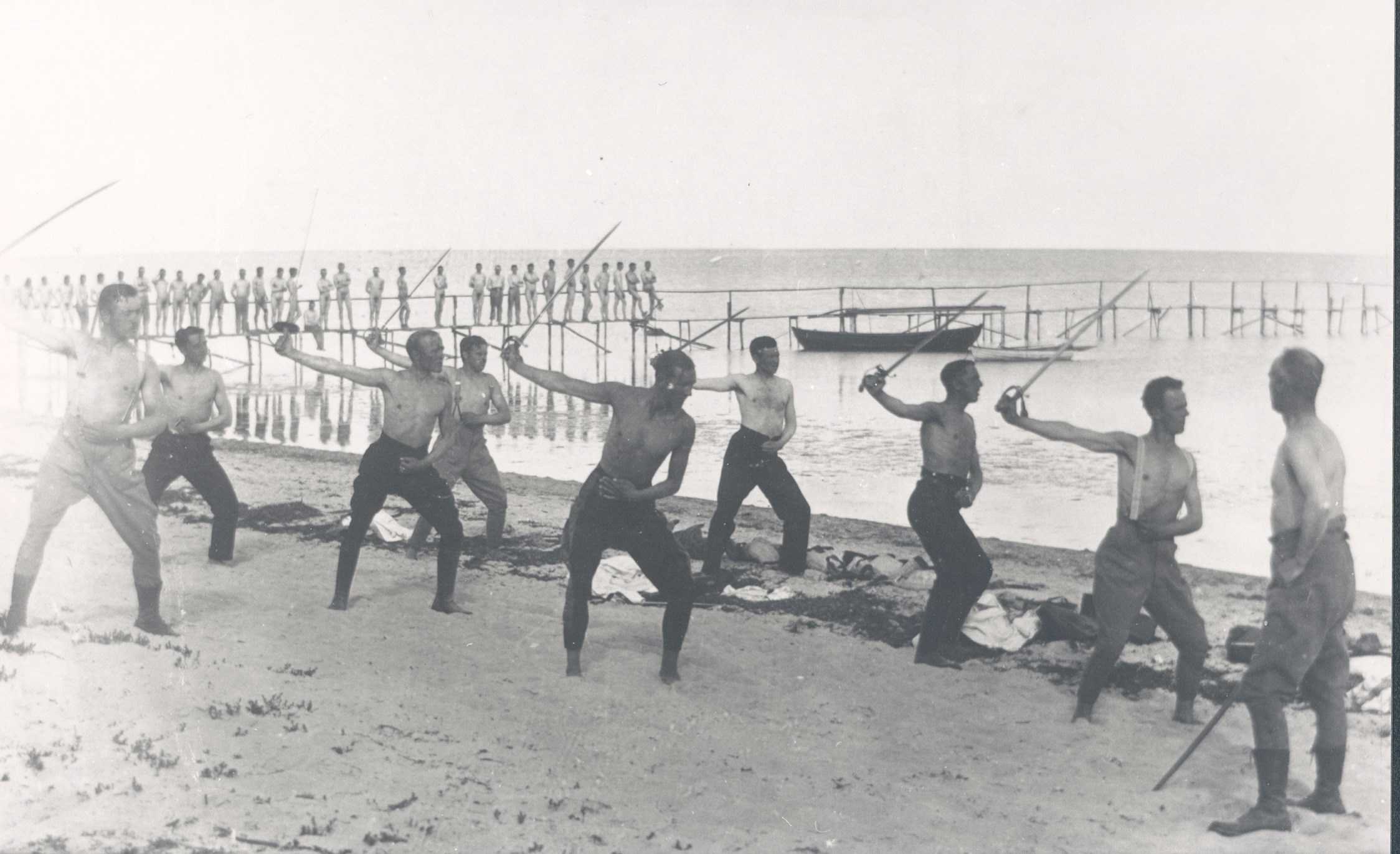 Historisk foto af soldater der træner på stranden