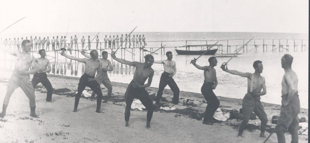 Historisk foto af soldater der træner på stranden