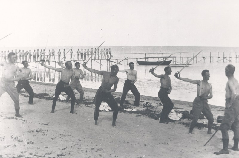 Historisk foto af soldater der træner på stranden
