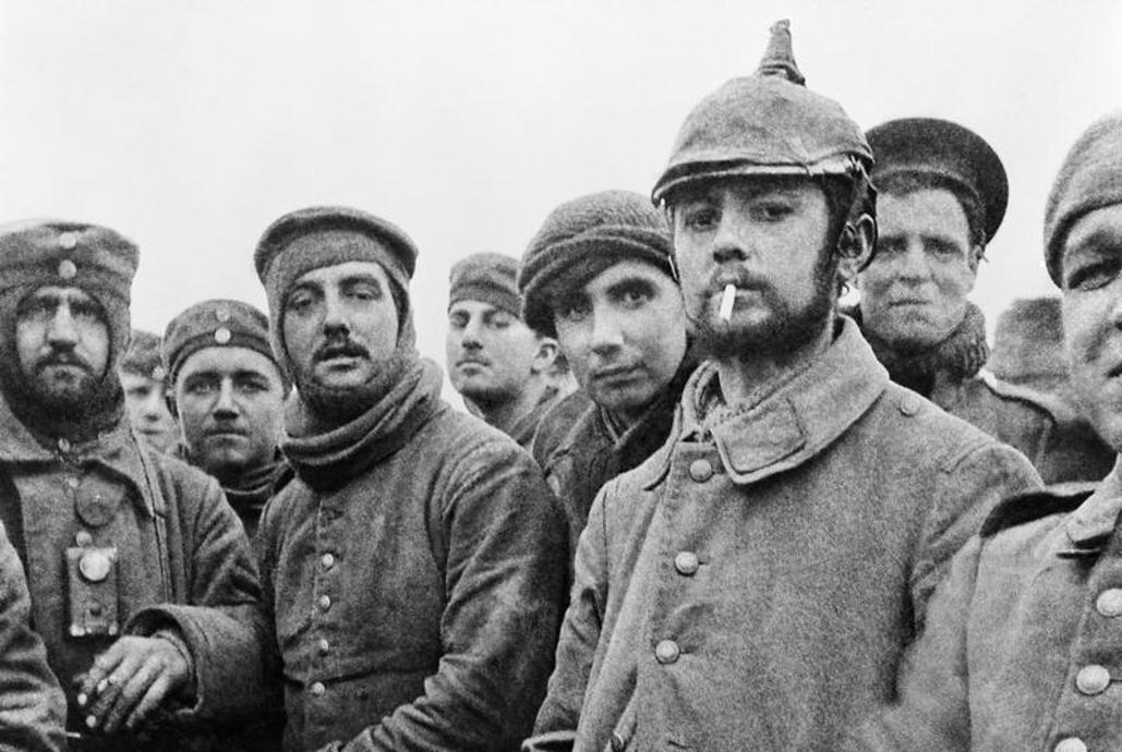 Engelske og tyske soldater ”fraterniserer” med fjenden - fejrer jul sammen - den 25. december 1914 ved Ploegsteert, Belgien