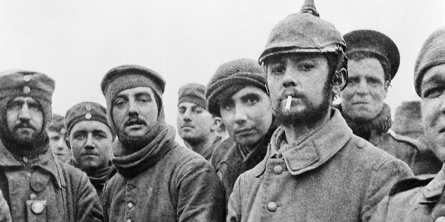 Engelske og tyske soldater ”fraterniserer” med fjenden - fejrer jul sammen - den 25. december 1914 ved Ploegsteert, Belgien