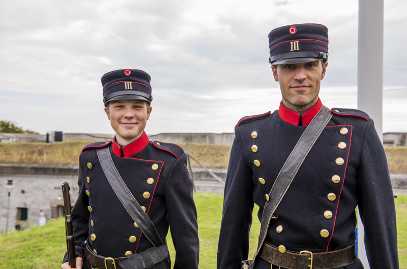 To uniformerede soldater på Mosede Fort