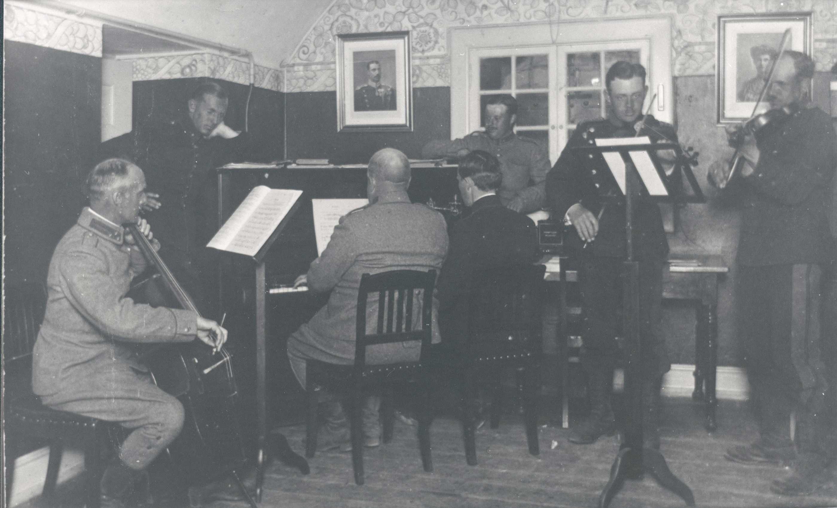 Historisk foto af officerer der spiller musik på Mosede Fort