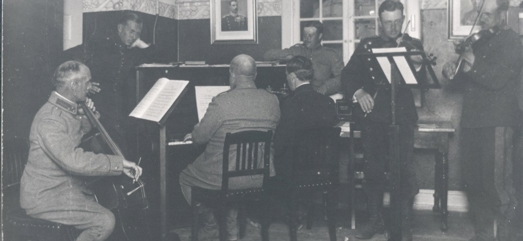 Historisk foto af officerer der spiller musik på Mosede Fort