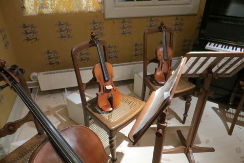 Diverse instrumenter i Officersmessen