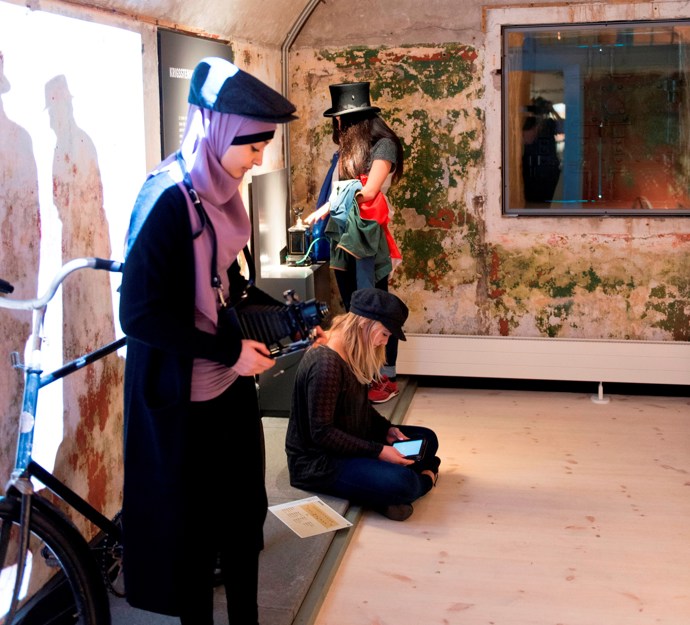 Pige i udstilling med gammeldags foldekamera