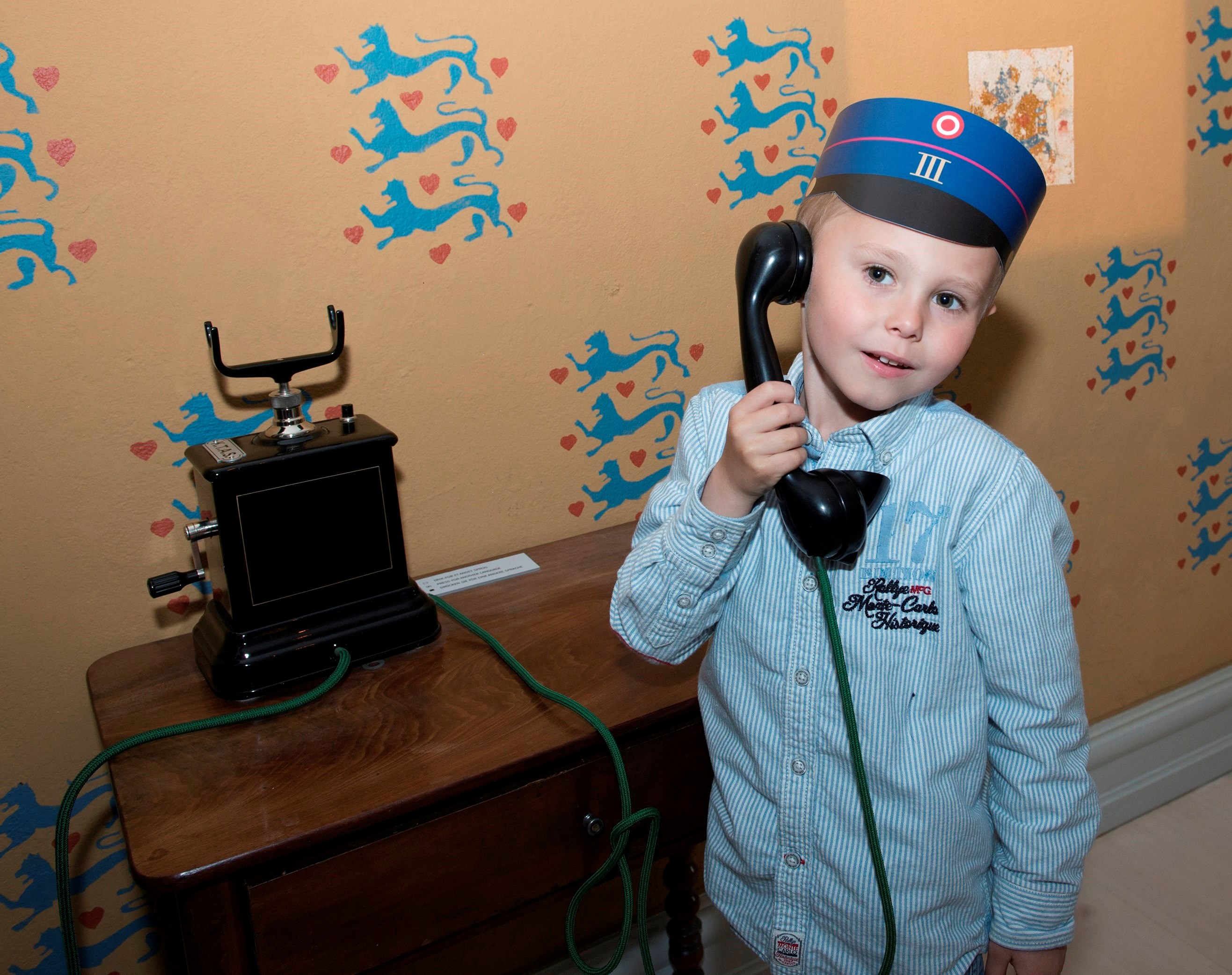 Dreng taler i gammeldags telefon