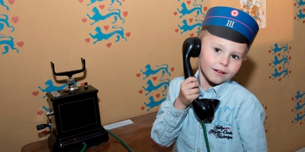 Dreng taler i gammeldags telefon