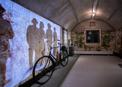 Projektion på væg i udstillingen på Mosede Fort