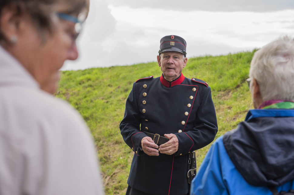En guide viser rundt på Mosede Fort