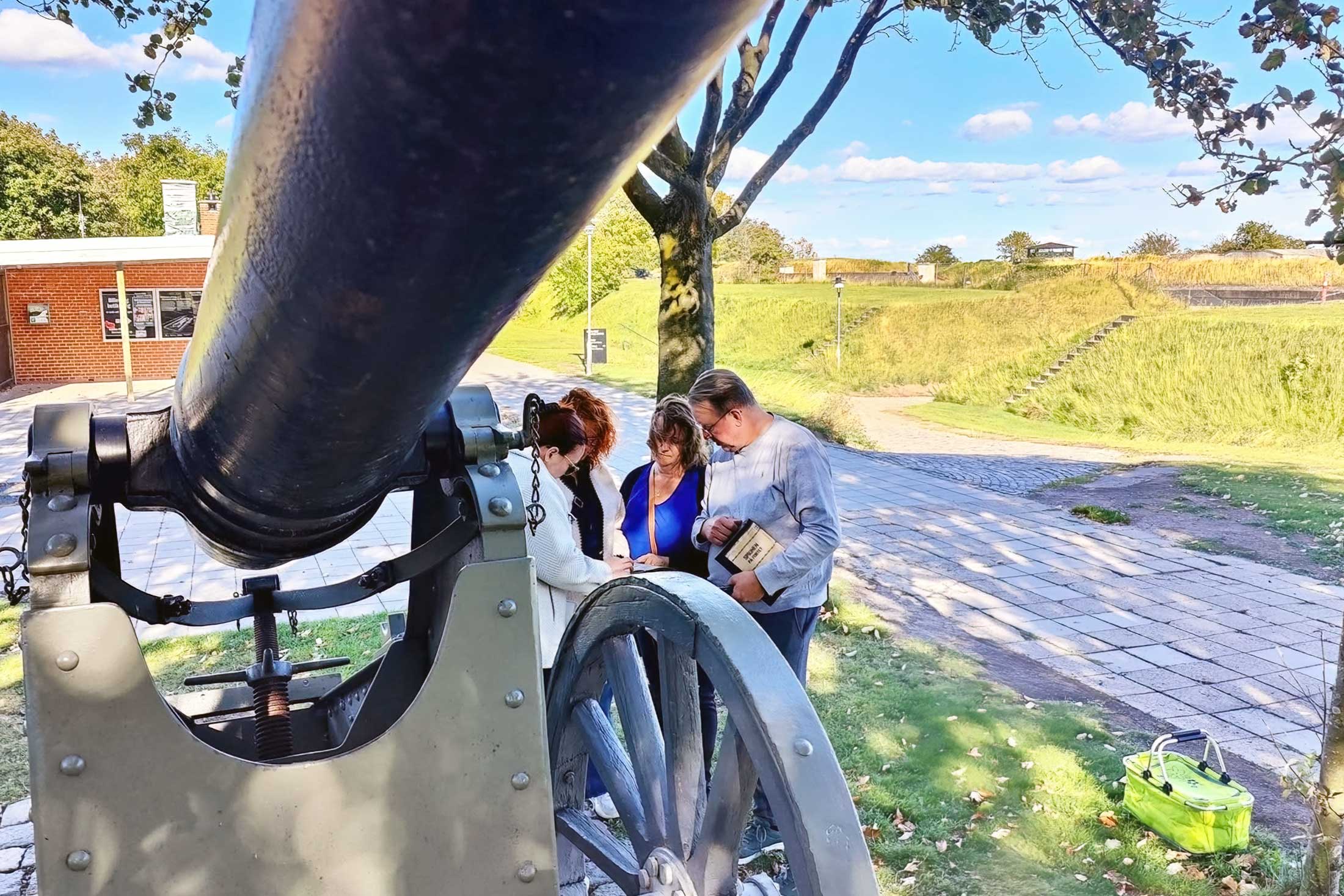 Mennesker på mysteriejagt på fortet