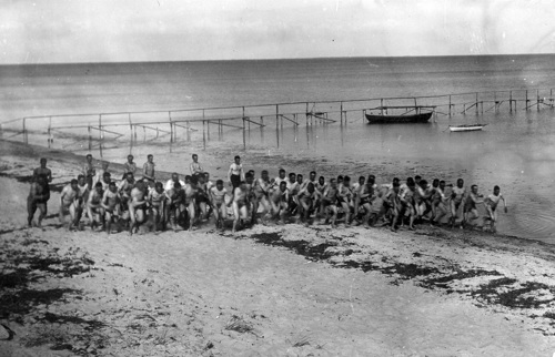 Nøgne soldater løber på stranden