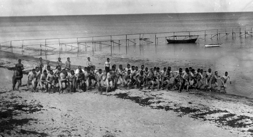 Nøgne soldater løber på stranden