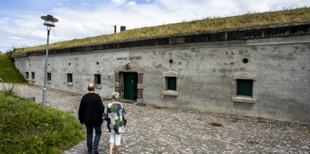 To seniorer på vej i kasematterne