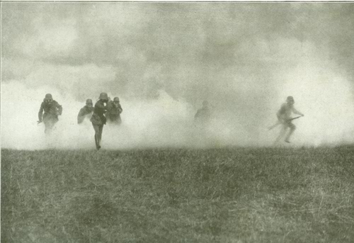 Tyske stormtropper rykker gennem gasbælte, forår 1918