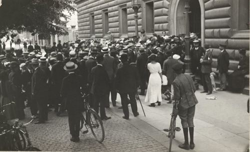 Foran Nationalbanken. Kø af folk som vil omveksle pengesedler til guld, august 1914