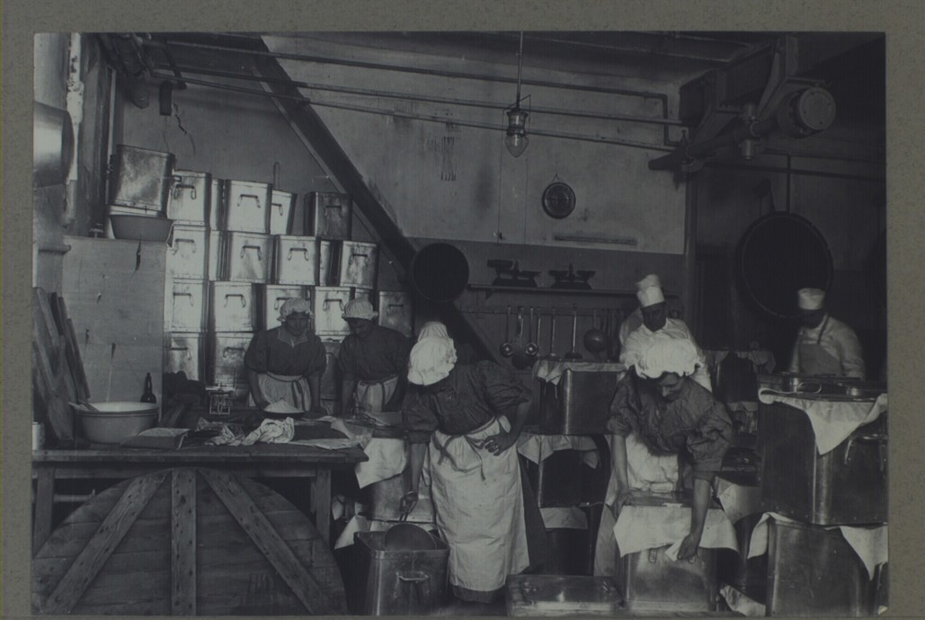 Det første kommunale folkekøkken i Heimdalsgade, København, marts 1917