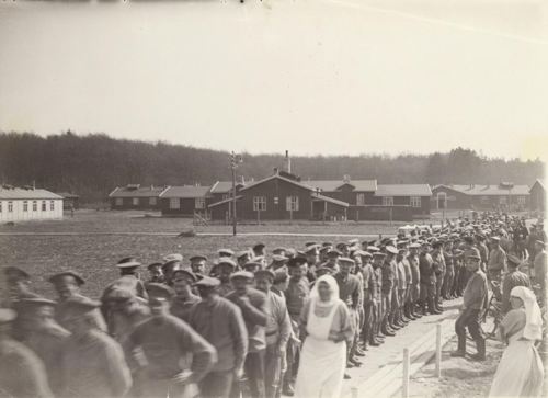 Russiske krigsfanger foran Horserødlejren 1917