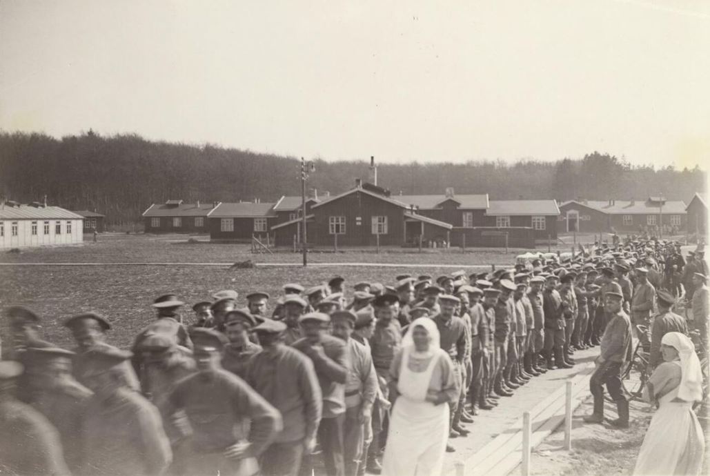 Russiske krigsfanger foran Horserødlejren 1917