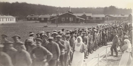 Russiske krigsfanger foran Horserødlejren 1917