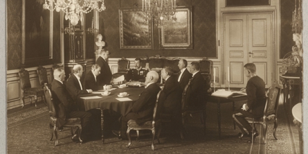 Kong Christian X underskriver grundloven, 1915