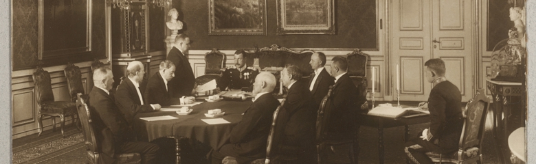 Kong Christian X underskriver grundloven, 1915