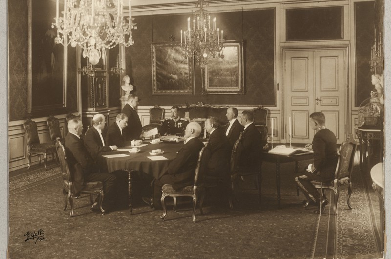 Kong Christian X underskriver grundloven, 1915