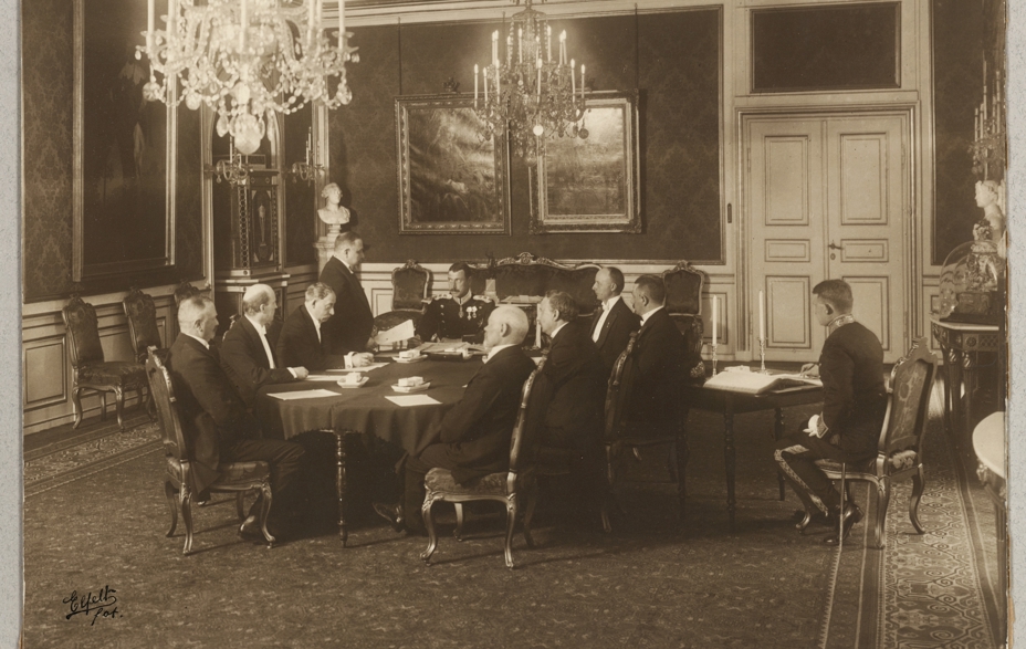 Kong Christian X underskriver grundloven, 1915