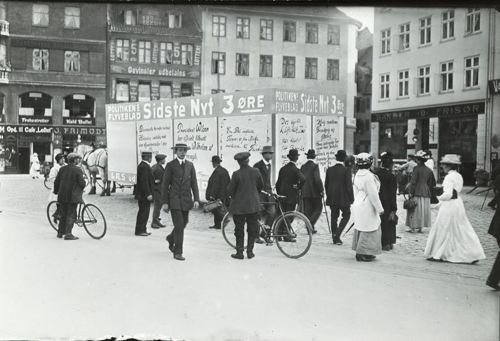 Københavnere læser nyheder om krigens udbrud