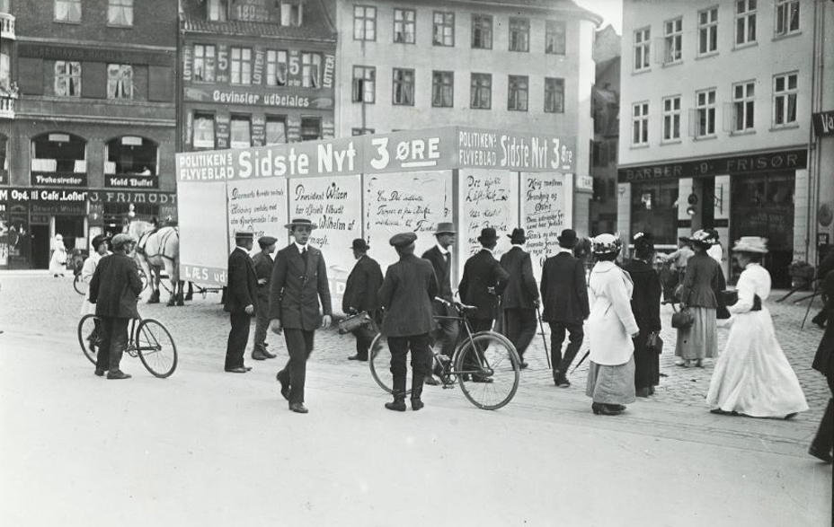Københavnere læser nyheder om krigens udbrud