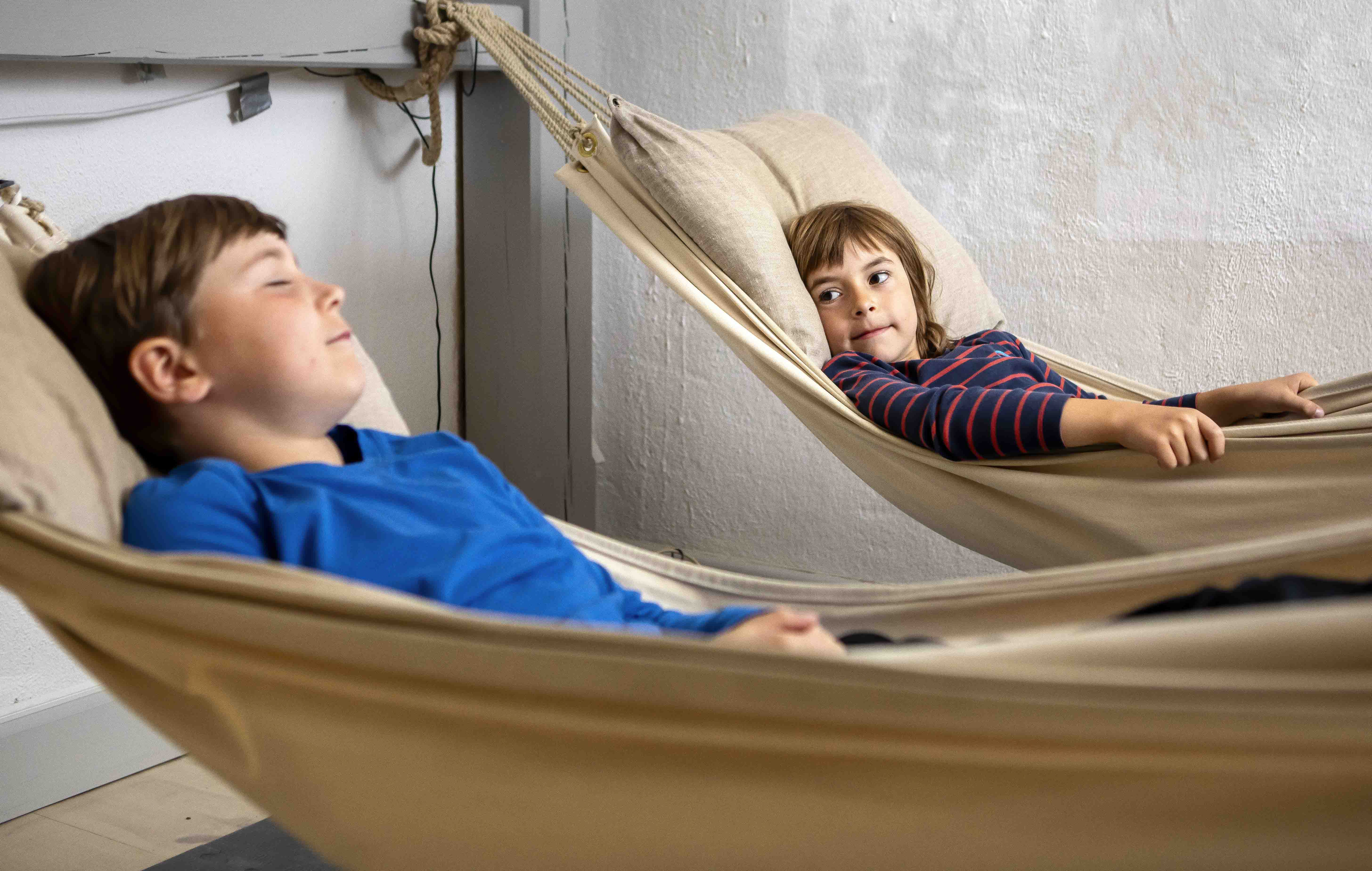 Drenge ligger i hængekøjer