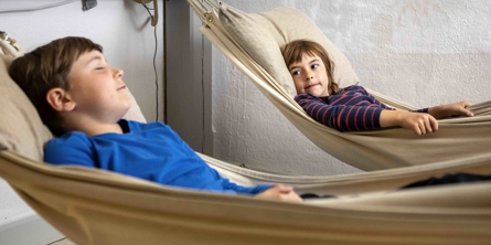 Drenge ligger i hængekøjer