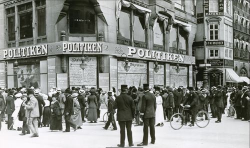 Folkemængde læser krigstelegrammer på Højbro Plads, 1914