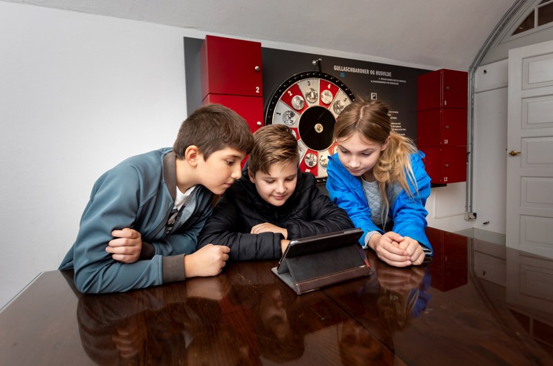 Børn spiller iPad-spil i udstillingen på Mosede Fort