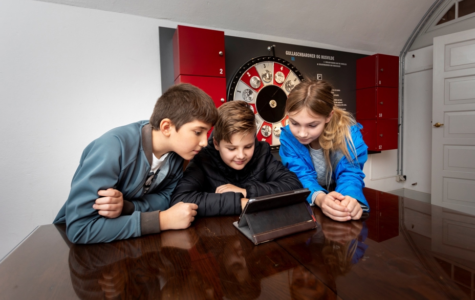 Børn spiller iPad-spil i udstillingen på Mosede Fort