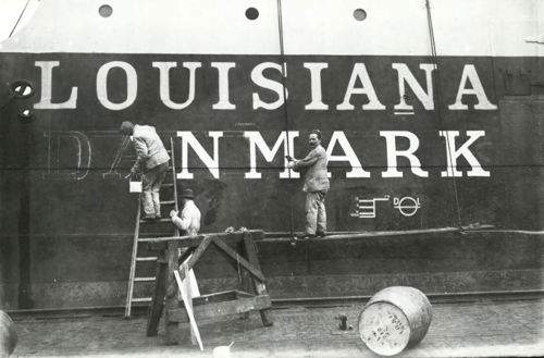 Damperen "Louisiana" får påmalet navn og neutralitetsflag, 1915