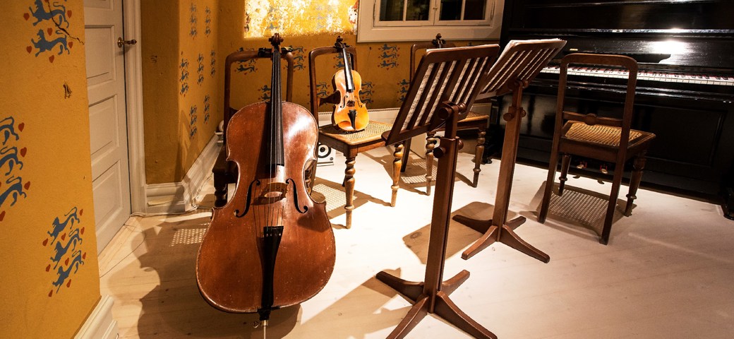 Musikinstrumenter fra officersrummet i kasematterne på Mosede Fort