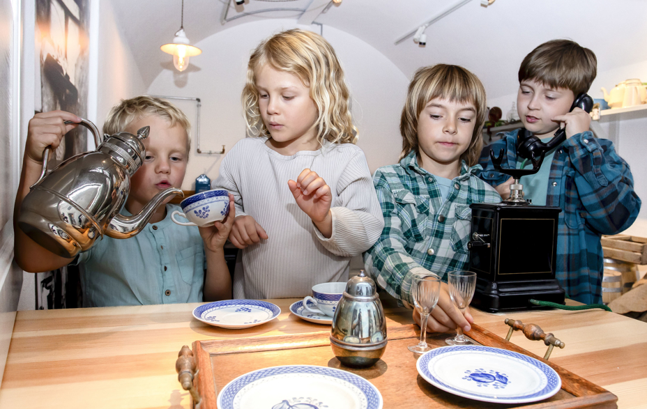 Børn i køkkenet på Mosede Fort