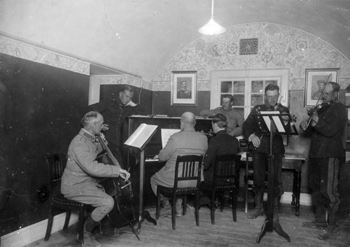 Musiceren i officersmessen på Mosede Batteri, 1917