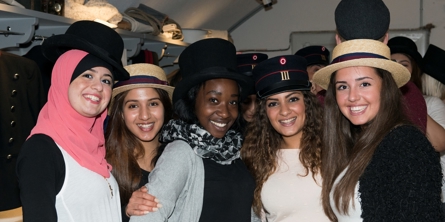 Fem skoleelever iført historiske hatte