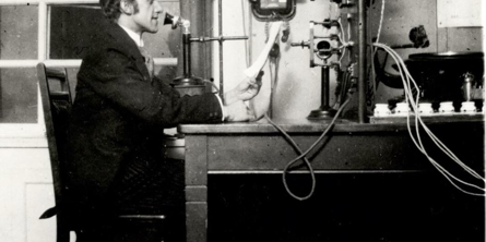 Forfatter Svend Borberg ved mikrofonen i Berlingske Telefonavis, som blev lanceret 31. juli 1914