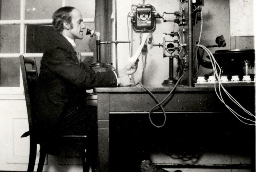 Forfatter Svend Borberg ved mikrofonen i Berlingske Telefonavis, som blev lanceret 31. juli 1914