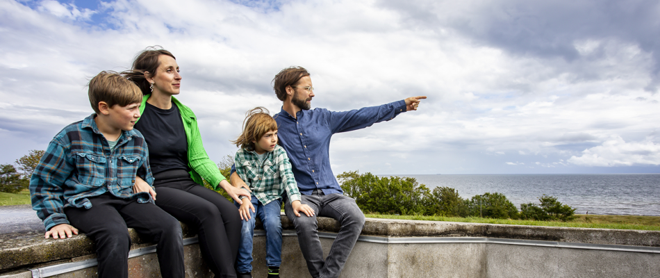 Familie nyder udsigten over havet ved Mosede Fort