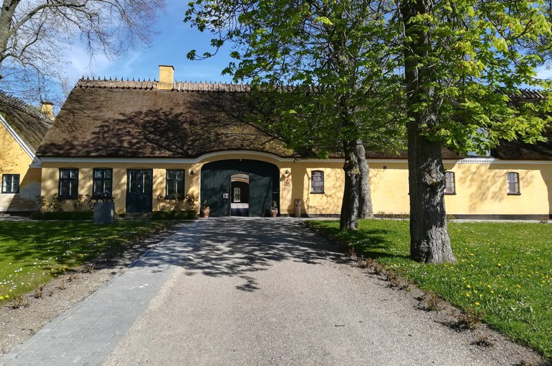 Grevegård, hvor Greve Museum, er placeret, er en smuk gammel hedebogård med stråtækt tag og gul facade