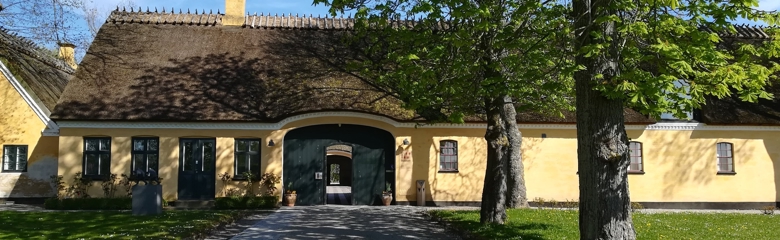 Grevegård, hvor Greve Museum, er placeret, er en smuk gammel hedebogård med stråtækt tag og gul facade
