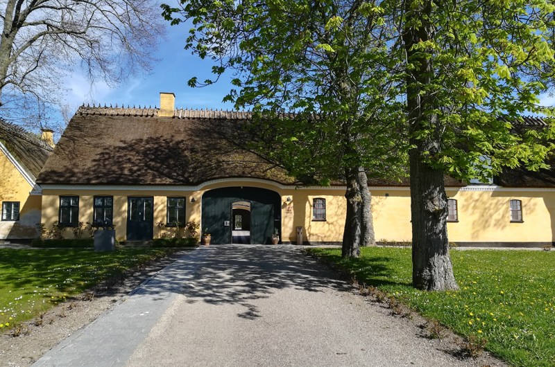 Grevegård, hvor Greve Museum, er placeret, er en smuk gammel hedebogård med stråtækt tag og gul facade