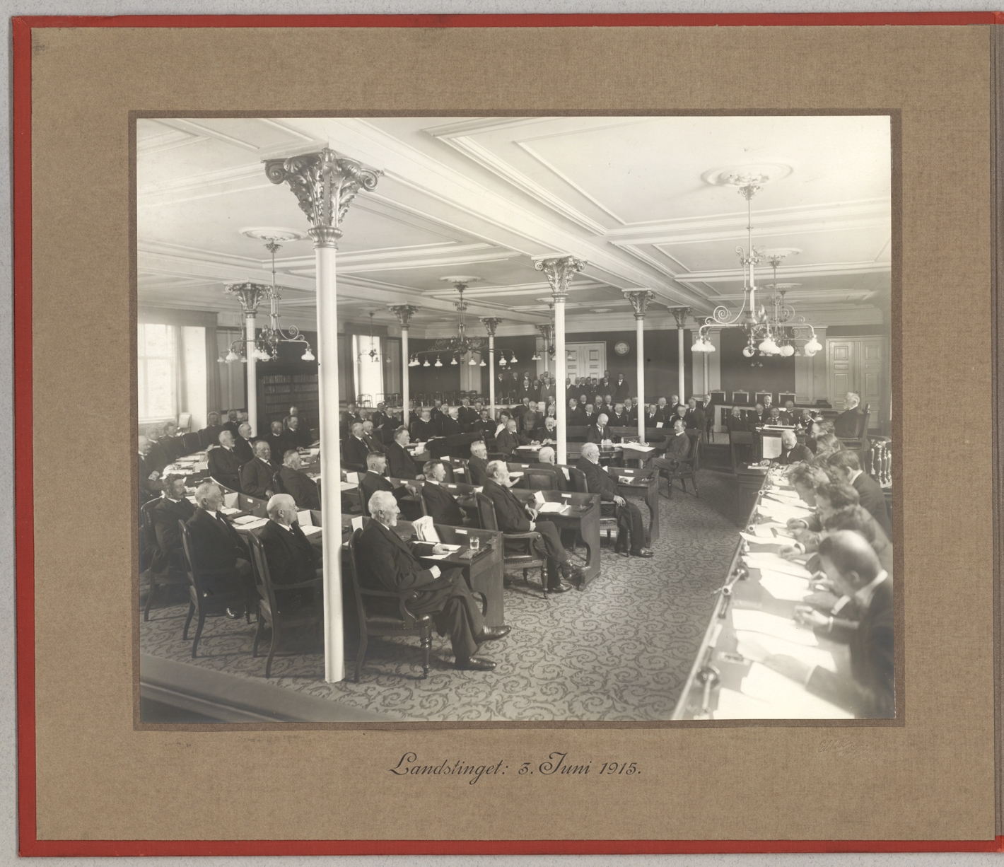 Grundloven vedtages i Landstinget 5. juni 1915
